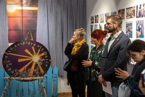 Równość/Różność/Razem_za Szkłem