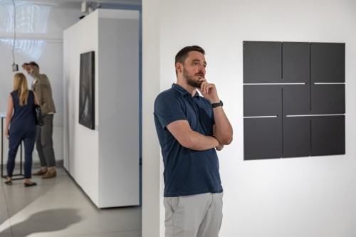 Oprowadzanie kuratorskie po wystawie Dowody na NIEOBECNOŚĆ w Galerii Geppart ASP Wrocław, zdj. Michał Pietrzak