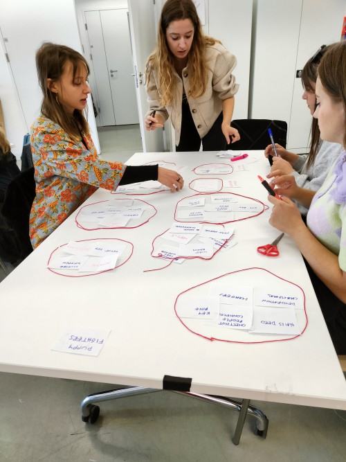 Studenci w trakcie kursu Metodologia – Design Thinking, zdj. Dominika Sobolewska