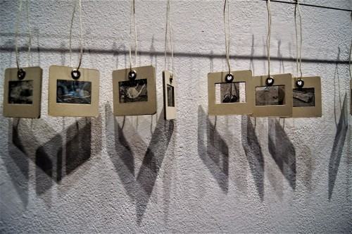 Grażyna Jaskierska-Portfolio, tektura, zdjęcia na folii, linka stalowa, 5x20x300cm, 2005-2024