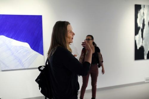 Wernisaż wystawy Urszuli Wilk pt. Płynność światła, tańce pielgrzymującej wody, zdj. Justyna Żak