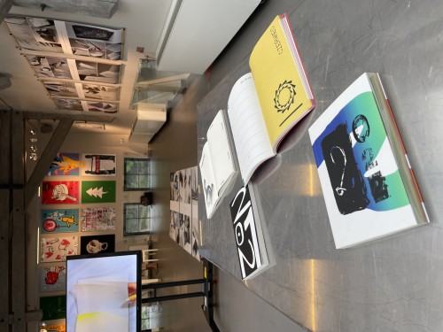 Wystawa Bookmacherzy i plakaty z Pracowni Książki w Starej Kotłowni w Centrum Ekspozycyjnym Stara Kotłownia w Olsztynie.