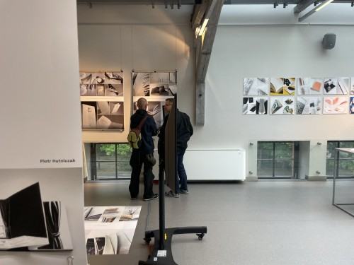 Wystawa Bookmacherzy i plakaty z Pracowni Książki w Starej Kotłowni w Centrum Ekspozycyjnym Stara Kotłownia w Olsztynie.