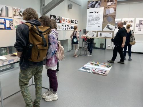 Wystawa Bookmacherzy i plakaty z Pracowni Książki w Starej Kotłowni w Centrum Ekspozycyjnym Stara Kotłownia w Olsztynie.