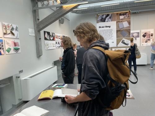 Wystawa Bookmacherzy i plakaty z Pracowni Książki w Starej Kotłowni w Centrum Ekspozycyjnym Stara Kotłownia w Olsztynie.