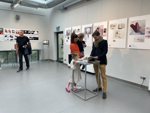 Wystawa Bookmacherzy i plakaty z Pracowni Książki w Starej Kotłowni w Centrum Ekspozycyjnym Stara Kotłownia w Olsztynie.