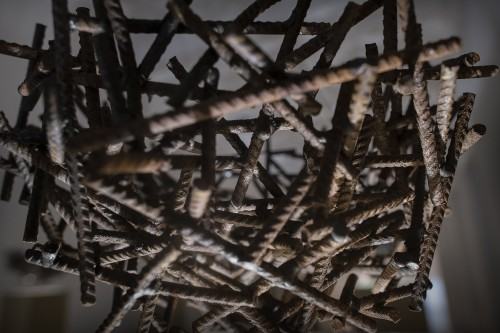 majdzinska_adriana_natual-killers_cykl-20-obiektow_wysokosc-130-cm-szerokosc-25-cm-glebokosc-25-cm-plyta-mdfszkloprety-zbrojeniowe_2021._frafment._fot.-bogna-kociumbas