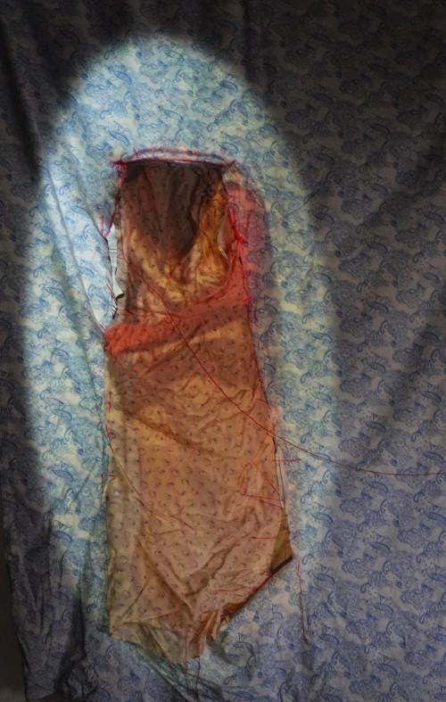 Maria Bitka_szyje szyje z pamieci i nie przyszyje pamieci instalacja multimedialna