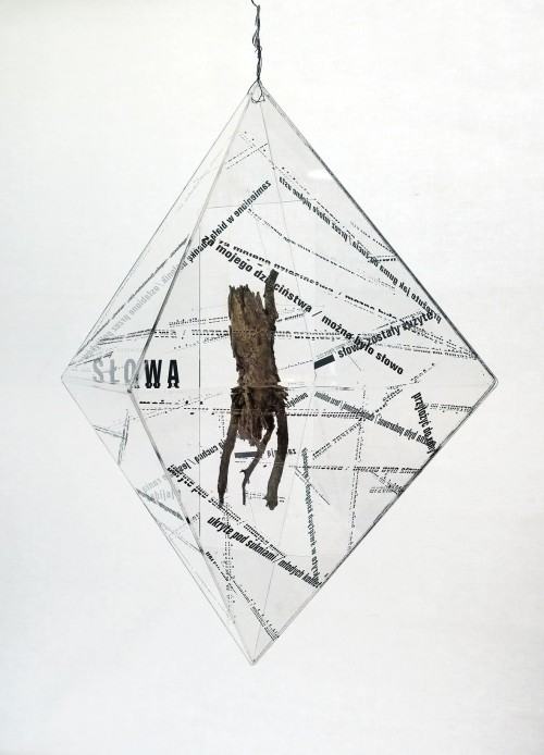 Renata Pacyna, Słowa, tekst Tadeusz Różewicz z tomu wyjście, technika własna, druk na pleksiglasie, 70x70x90cm, unikat, 2018