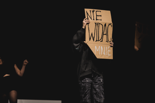 Performans "Nie czytaj tego!"