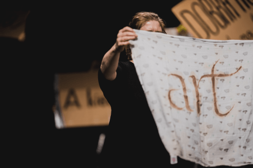 Performans "Nie czytaj tego!"