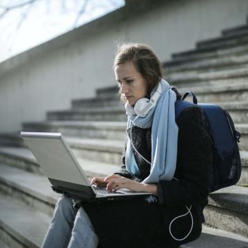 Student podczas pracy przy laptopie