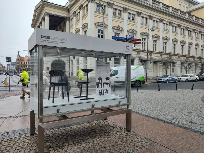 W Gablotach na Świdnickiej trwa prezentacja projektów studentów II Pracowni Projektowania Mebli ASP Wrocław.