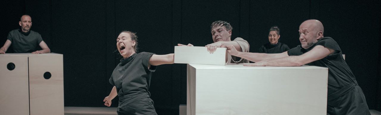 Zespół aktorski w jednej ze wspólnych scen, zdj. Dorota Koperska Zespół aktorski w jednej ze wspólnych scen, zdj. Dorota Koperska