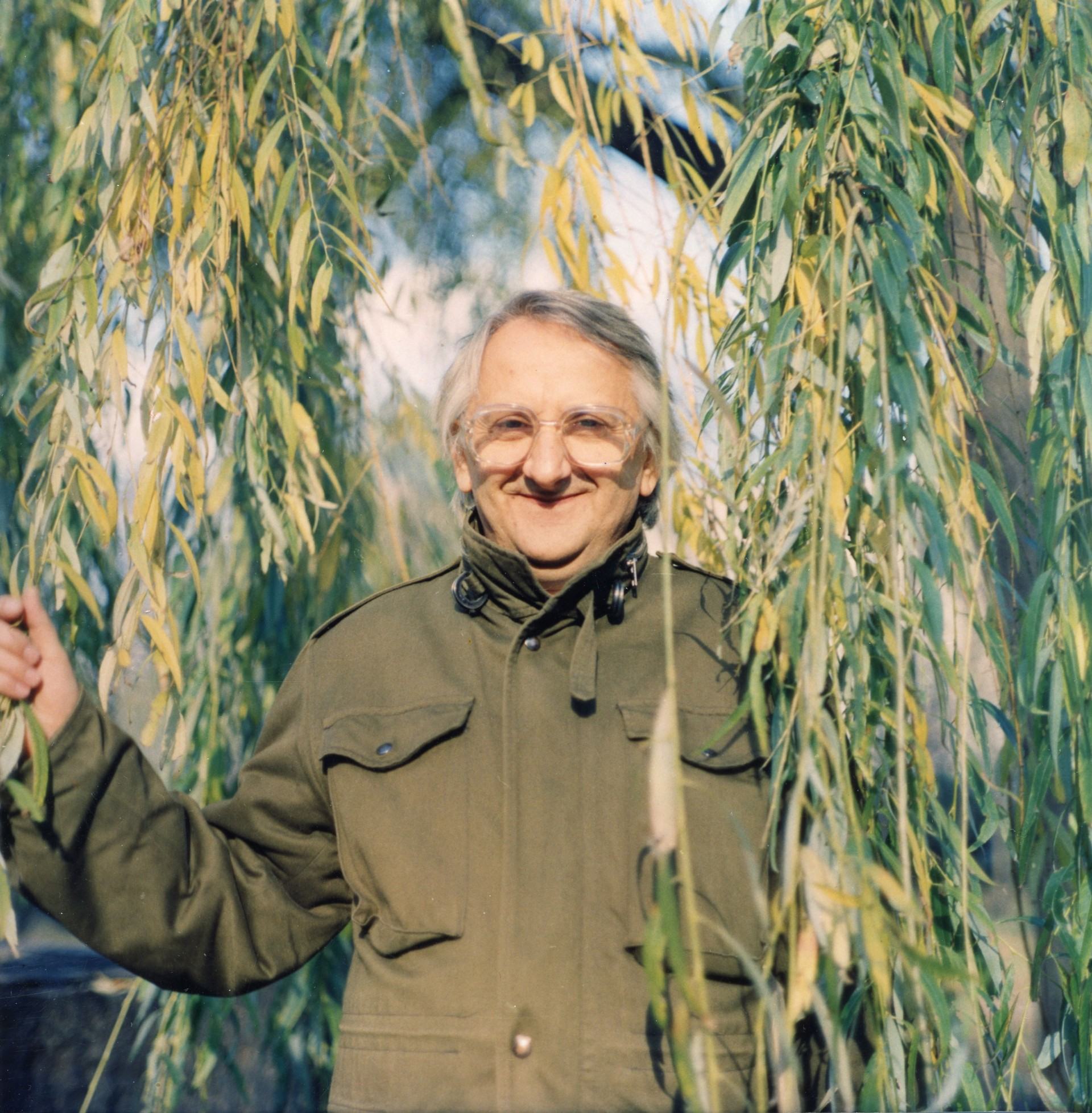 Józef Hałas w ogrodzie ASP przy ul. Traugutta we Wrocławiu, około 2000, fot. M. Zdanowicz
